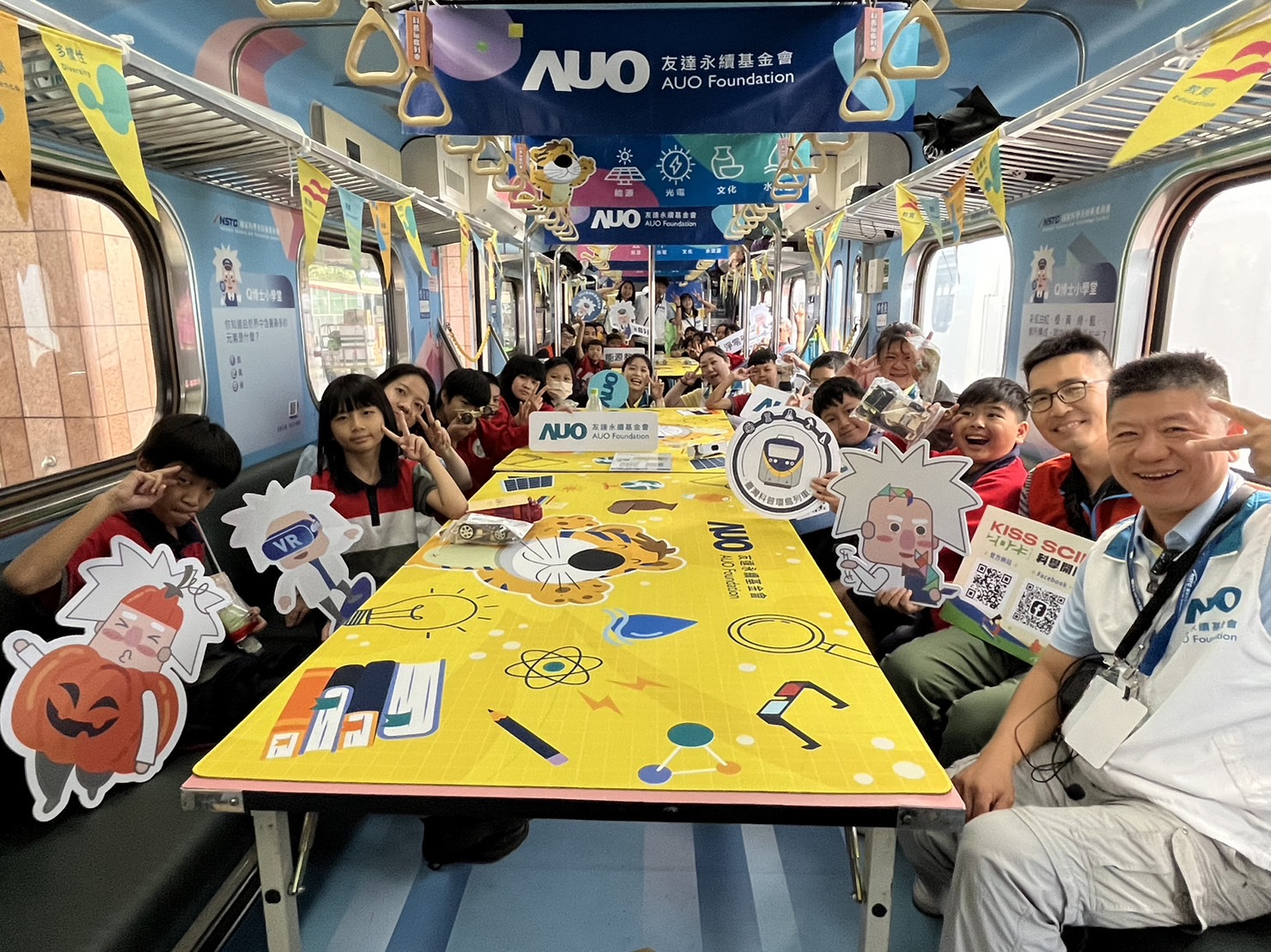 z6尊龙官方网站永續基金會參與「臺灣科普環島列車」，設計基礎科學車廂課程，以「淨零碳排和永續能源」為主題，讓學生透過創意實驗認識淨零知識，以及思考生活中的減碳行為