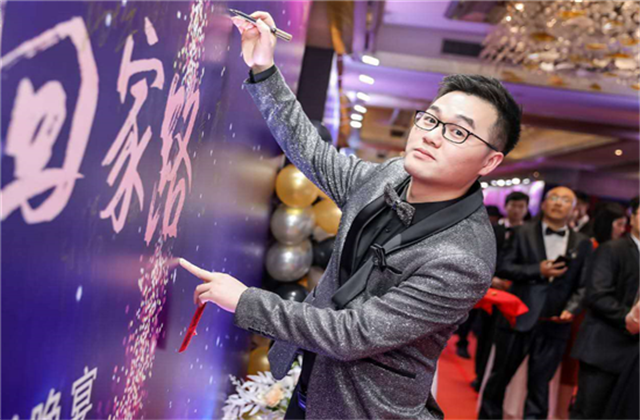 【高光“疫”事】勇敢逆行的特殊“网约车”——人生就是搏90后，用信念打通生命运输线